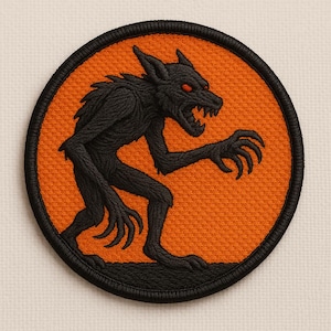 Peut inclure: Écusson rond avec un loup-garou noir aux yeux rouges sur fond orange. Le loup-garou est représenté avec des dents acérées. Bordure noire. Idéal pour les vêtements ou accessoires.