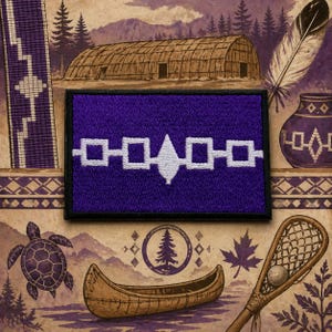 Peut inclure: Un écusson violet avec un motif géométrique blanc, entouré d'illustrations sur le thème des Amérindiens. L'image comprend une longue maison, une plume, une tortue, un canoë et une crosse de lacrosse, le tout dans des tons violets et bruns.