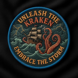 Może przedstawiać: Wyszywana naszywka o tematyce marynistycznej. Projekt przedstawia statek walczący z krakenem na wzburzonym morzu, z napisem "UNLEASH THE KRAKEN EMBRACE THE STORM" w pomarańczowym kolorze. Naszywka ma niebieską obwódkę i ciemnozielone tło.