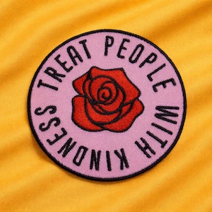 Treat People With Kindness Patch Rode roos Opstrijkbare appliqué voor kleding Jassen Tassen Rugzakken, Boho Vibes, Positief cadeau