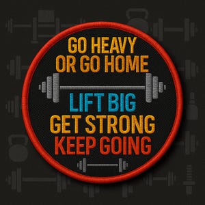Puede incluir: Parche bordado circular con el texto "GO HEAVY OR GO HOME, LIFT BIG, GET STRONG, KEEP GOING". El parche tiene un fondo negro, un borde rojo y pesas grises. El texto es en naranja y azul.