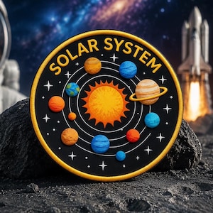 Pode incluir: Um patch redondo preto com as palavras "SOLAR SYSTEM" em amarelo. O patch apresenta um sol e planetas em várias cores. O fundo mostra um céu estrelado e um foguete.