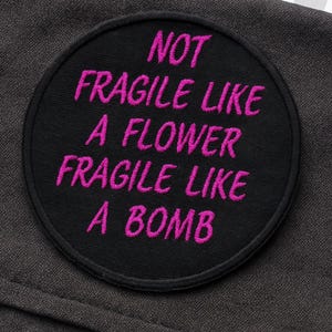 Toppa "Fragile Like a Bomb" da stirare e cucire, audace applicazione per giacca, gilet e zaino, atteggiamento feroce, donne forti, emancipazione