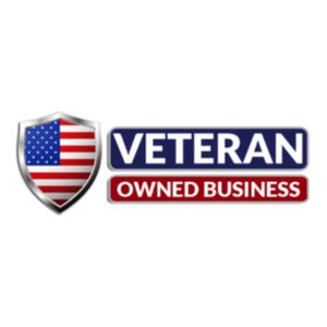Pode incluir: Um log&oacute;tipo gr&aacute;fico com um escudo de rebordo prateado contendo a bandeira americana &agrave; esquerda. &Agrave; direita, dois banners retangulares sobrepostos exibem o texto branco VETERAN num fundo azul escuro e OWNED BUSINESS num fundo vermelho.