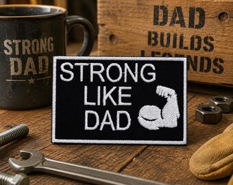 Può includere: Una toppa rettangolare ricamata nera con testo bianco che recita STRONG LIKE DAD e un grafico bianco di un bicipite flesso. La toppa presenta un bordo bianco netto ed è progettata per essere applicata su articoli in tessuto o indumenti.