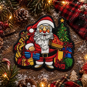 Peut inclure: Un écusson brodé représentant le Père Noël en costume rouge avec une barbe blanche, tenant un cadeau. Il est entouré de cadeaux emballés colorés et d'un sapin de Noël décoré surmonté d'une étoile jaune, le tout bordé de fil noir.