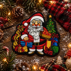 Könnte beinhalten: Gestickter Aufnäher mit dem Weihnachtsmann in rotem Anzug und Mütze, der einen Geschenkesack und einen Weihnachtsbaum hält. Der Aufnäher hat einen schwarzen Rand und ist von Weihnachtsdekorationen umgeben, darunter Tannenzapfen und Lichterketten.