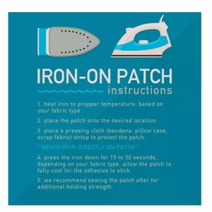Pode incluir: Um gr&aacute;fico de instru&ccedil;&otilde;es azul-petr&oacute;leo intitulado IRON-ON PATCH instructions com ilustra&ccedil;&otilde;es de um ferro de passar cinza e azul. O texto detalha cinco passos para aplicar remendos, incluindo aquecer o ferro e costurar para maior fixa&ccedil;&atilde;o.
