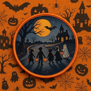 Puede incluir: Un parche circular de Halloween con una escena espeluznante. Siluetas de niños disfrazados haciendo truco o trato en un camino iluminado por la luna, con una casa embrujada al fondo. El parche tiene un borde naranja y un fondo naranja con iconos de Halloween.