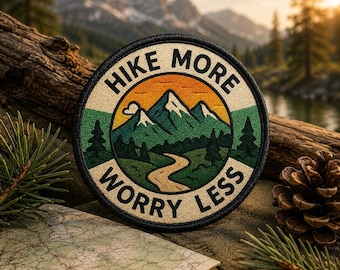 Toppa "Hike More Worry Less" (Cammina di più, preoccupati di meno)/Toppa termoadesiva/Distintivo di merito/Avventura all'aria aperta/Campeggio ed escursionismo/Applicazione da cucire per abbigliamento, gilet, giacca, zaino