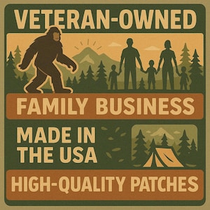 K&ouml;nnte beinhalten: Quadratischer Aufn&auml;her mit dem Text "VETERAN-OWNED FAMILY BUSINESS MADE IN THE USA HIGH-QUALITY PATCHES". Er zeigt eine Bigfoot-Illustration, eine Familiensilhouette, eine Bergkette und ein Zelt. Das Farbschema ist gr&uuml;n, braun und beige.