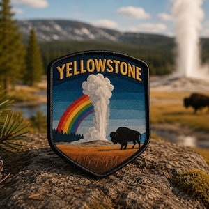 Strykbar lapp i Yellowstone Old Faithful Park/Sy-på klädapplikation/Gejserutbrott med regnbågsdimma och bisonsilhuett i förgrunden