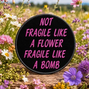 Parche termoadhesivo "Frágil como una bomba" para coser o planchar. Aplicación llamativa para chaqueta, chaleco o mochila. Actitud audaz. Mujeres fuertes. Empoderamiento.