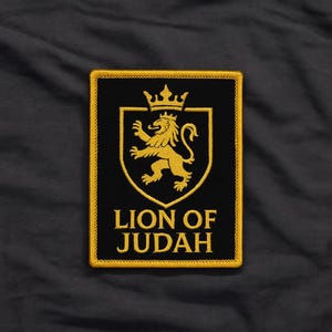 Puede incluir: Parche bordado con un león dorado coronado sobre fondo negro. El texto "LION OF JUDAH" está en oro debajo. El parche tiene un borde dorado. Ideal para chaquetas, bolsos u otros artículos de tela.