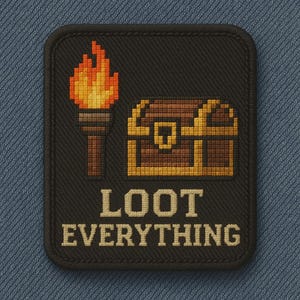 Op de afbeelding: Zwart geborduurde patch met een gepixelde fakkel met vlam en een schatkist. De tekst "LOOT EVERYTHING" is geborduurd in een bruine kleur. De patch heeft een afgeronde rechthoekige vorm.