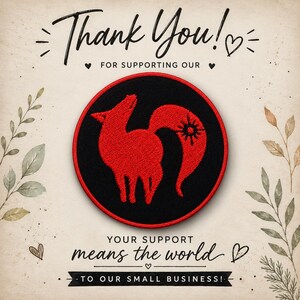 Pode incluir: Um emblema bordado circular com a silhueta de uma raposa vermelha com um s&iacute;mbolo de sol na cauda, sobre um fundo preto com borda vermelha. O texto diz Thank You! FOR SUPPORTING OUR e YOUR SUPPORT means the world TO OUR SMALL BUSINESS!