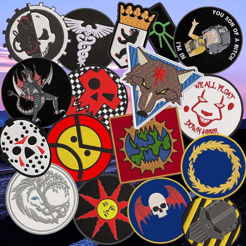 Pode incluir: Uma cole&ccedil;&atilde;o de v&aacute;rios emblemas bordados com designs diversos, incluindo cr&acirc;nios, uma cabe&ccedil;a de lobo, um rosto de palha&ccedil;o com o texto 'WE ALL FLOAT DOWN HERE', um rosto triste amarelo, uma coroa, um drag&atilde;o, uma m&aacute;scara de h&oacute;quei e um s&iacute;mbolo de sol.