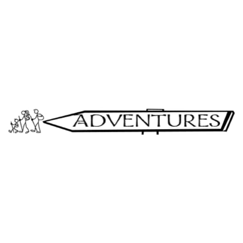 K&ouml;nnte beinhalten: Schwarz-wei&szlig;es Wegweiserschild mit dem Wort "ADVENTURES" in fetter Schrift. Auf der linken Seite des Schildes befindet sich eine kleine Illustration von Strichm&auml;nnchen mit Rucks&auml;cken. Das Schild zeigt nach rechts.