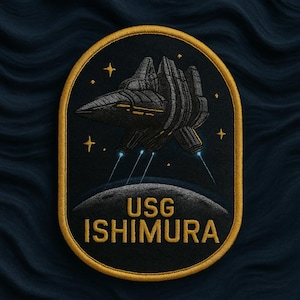 Może przedstawiać: Haftowana naszywka z motywem statku kosmicznego i napisem "USG ISHIMURA". Naszywka ma czarne tło ze złotą obwódką. Statek kosmiczny jest szary ze złotymi akcentami, a projekt zawiera gwiazdy i planetę.