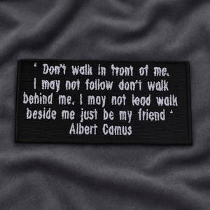 Parche con cita de Albert Camus, termoadhesivo o para coser, ideal para chaquetas y mochilas. Mensaje motivacional y parches inspiradores.