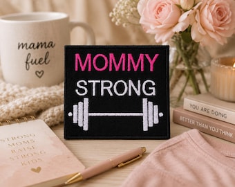 Può includere: Una toppa quadrata ricamata nera con il testo MOMMY in rosa e STRONG in bianco, con un grafico di un bilanciere bianco sottostante. La toppa presenta un bordo cucito pulito ed è mostrata come un articolo singolo per una chiara visibilità.