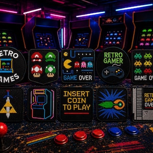 Pode incluir: Uma coleção de dez patches bordados com temas de videojogos retro, incluindo personagens pixelizados, máquinas de arcada, comandos e texto como RETRO GAMES, GAME OVER e INSERT COIN TO PLAY, dispostos sobre uma superfície escura.