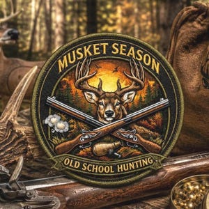 Könnte beinhalten: Ein runder bestickter Aufnäher mit einem Hirschkopf mit Geweih, zwei gekreuzten Musketen und einem Pulverhorn. Der Text MUSKET SEASON steht oben und OLD SCHOOL HUNTING unten, vor einem Hintergrund mit einem Wald bei Sonnenuntergang.