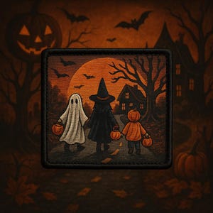 Puede incluir: Parche cuadrado con una escena de Halloween. Tres figuras disfrazadas, un fantasma, una bruja y una calabaza, caminan por un camino hacia una casa bajo la luna llena. El fondo incluye murciélagos, árboles y una calabaza.
