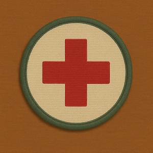 Pode incluir: Um patch circular com uma cruz vermelha sobre um fundo bege, emoldurado por uma borda verde. O patch está sobre um fundo castanho texturizado, um símbolo médico clássico.