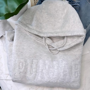 Felpa con cappuccio ricamata PUNJAB tono su tono – Felpa minimalista Heritage – Abbigliamento della cultura Punjabi – Streetwear discreto per le radici Desi