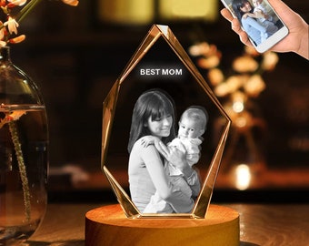 Puede incluir: Un recuerdo de cristal en forma de diamante con una base de madera. El cristal tiene una imagen grabada en 3D de una madre y un niño. El texto "BEST MOM" está grabado en el cristal.