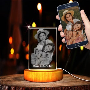 Puede incluir: Un cubo de cristal con una foto en blanco y negro de una madre y su hija grabada en su interior. El cubo est&aacute; iluminado desde abajo y se asienta sobre una base de madera. El texto "Happy Mother's Day" est&aacute; grabado en la base.