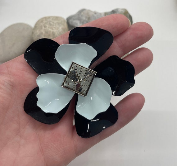 Retro mod enamel flower with metal geometric cent… - image 3