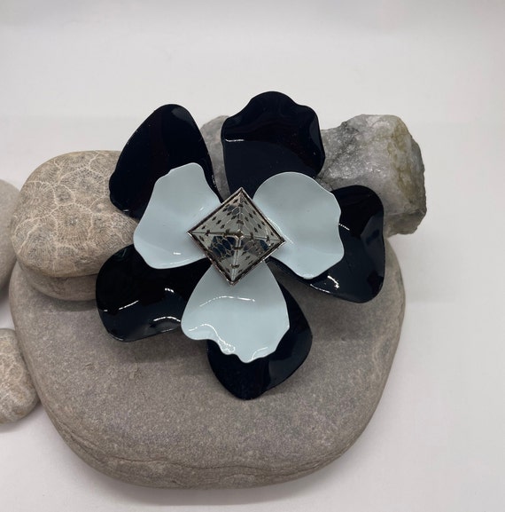 Retro mod enamel flower with metal geometric cent… - image 1