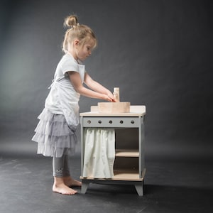Spielküche aus Holz mit Waschbecken