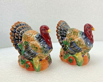 app 3 x 3 x3 in great condition colorful birds TURKEY Salt and Pepper Set ceramic turkeys