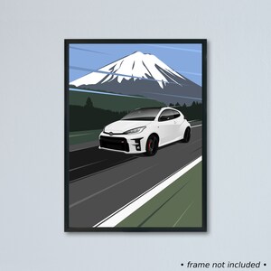 Illustrazione di un'auto artistica della Toyota GR Yaris davanti al Monte Fuji stampata su carta bianca opaca: tutti i colori esterni reali