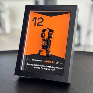 Cadre d'anniversaire personnalisé de Formule 1 avec voiture LEGO® | conception inspirée par l'équipe | Ferrari, Red Bull, McLaren, Mercedes | Carte d'anniversaire F1