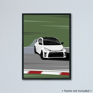 Illustrazione di un'auto artistica alla deriva della Toyota GR Yaris stampata su carta bianca opaca - tutti i colori esterni reali