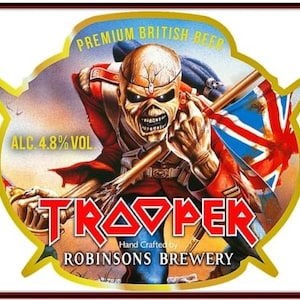 Può includere: Un'etichetta per birra dorata e rossa con una figura a forma di teschio che tiene una bandiera con il disegno dell'Union Jack. L'etichetta riporta "PREMIUM BRITISH BEER", "ALC 4.8% VOL", "TROOPER", "Hand Crafted by ROBINSONS BREWERY".