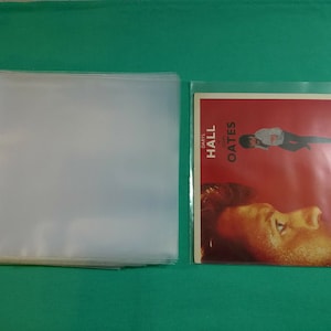Pode incluir: Uma pilha de mangas de plástico transparente para proteger discos de vinil. As mangas são projetadas para se ajustar a discos de vinil padrão de 30,5 cm. As mangas são feitas de um material durável e antiestático que ajudará a proteger seus discos de poeira, arranhões e impressões digitais.