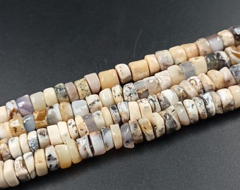 Può includere: Fili di perline di pietre preziose in varie tonalità neutre, tra cui crema, beige e grigio. Le perline sono rettangolari e hanno una forma leggermente irregolare, creando un aspetto naturale e organico. Le perline sono infilate, pronte per la creazione di gioielli.