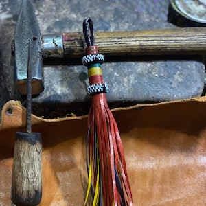 Afrikanische Tuareg-Ziegenleder Quaste | Leder Schlüsselanhänger | Leder Fransen | Gestreifte Lederquaste | Tribal Quaste | Tuareg Schmuck | Quaste Anhänger