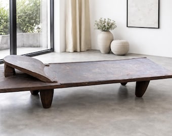 Panca Senufo intagliata a mano: tavolino da caffè in legno africano, Costa d'Avorio 75L x 24W x 17H - AI