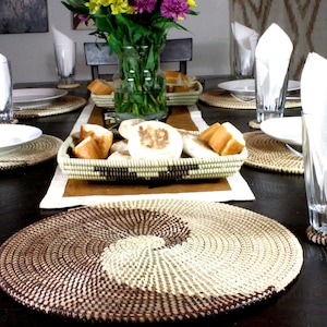 Tovaglietta senegalese intrecciata fatta a mano marrone e bianca/tovaglietta rotonda africana