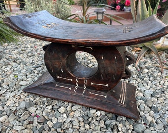 ヴィンテージの手彫りアシャンティスツール：アフリカの木製アクセント