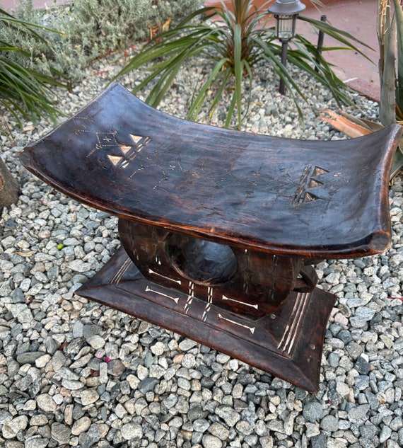 ヴィンテージの手彫りアシャンティスツール：アフリカの木製アクセント