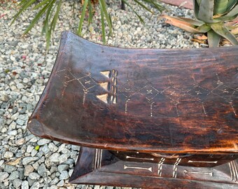 ヴィンテージの手彫りアシャンティスツール：アフリカの木製アクセント