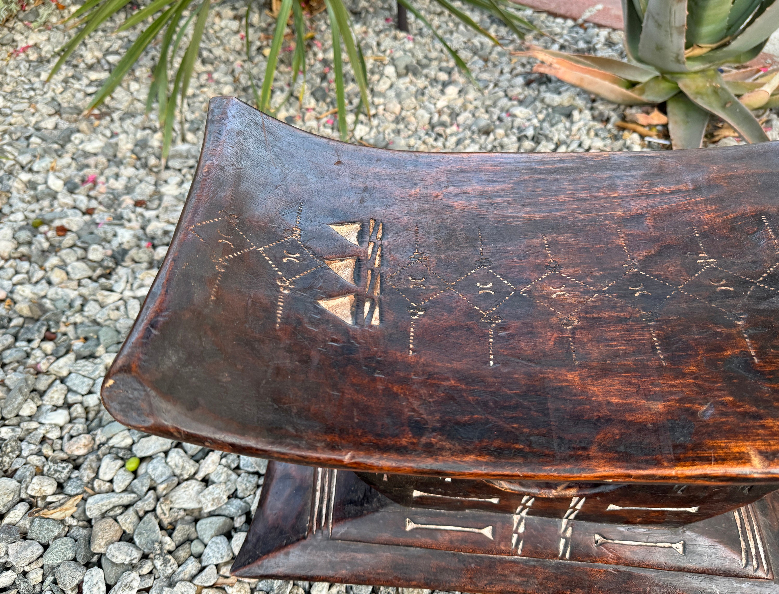 ヴィンテージの手彫りアシャンティスツール：アフリカの木製アクセント