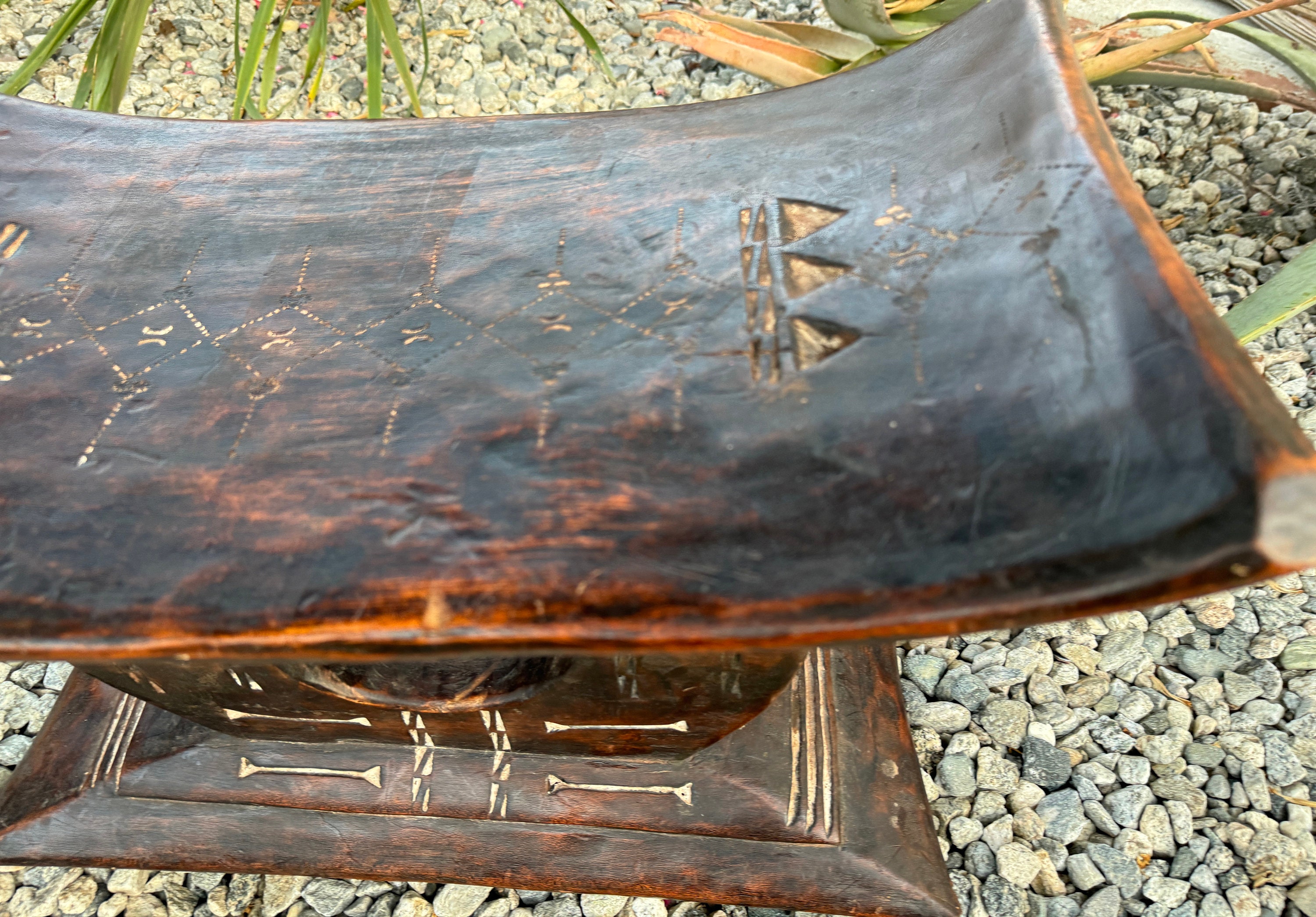 ヴィンテージの手彫りアシャンティスツール：アフリカの木製